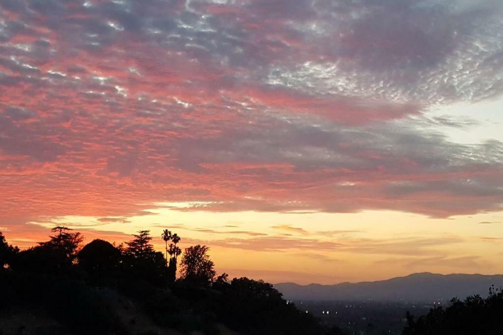 Modern Guest House Nestled In The Hollywood Hills With Huge Deck And Wow Views! Los Angeles Bagian luar foto